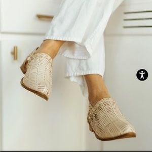 KELSI DAGGER Spencer Macaroon Woven Flat